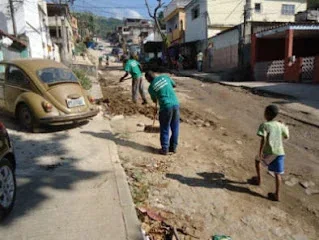 Registro fotográfico publicado junto à matéria: Rua Alto Uruguai — asfalto novo e faixas de sinalização.